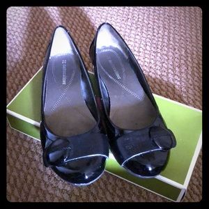 Naturalizer wide shoes, black